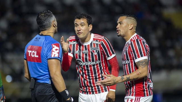 Pablo e Luciano reclamam com árbitro em Bragantino x São Paulo
