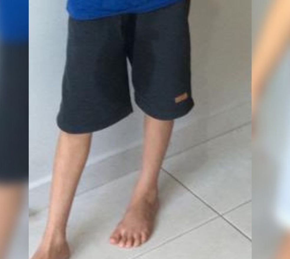 Segundo denuncia da mãe, o filho voltava para a casa com as roupas molhadas de urina e, algumas vezes, sem camiseta — Foto: Arquivo pessoal