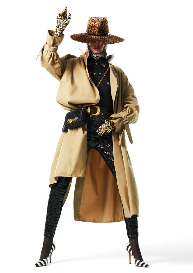 Birgit Kos usa trench coat, Ellery; top, calça, cinto e bolsa, tudo Versace. Lenço, R$ 900, Adriana Degreas; chapéu, Eric Javits; argolas, Jennifer Fisher; luvas, LaCrasia Gloves; meias, Wolford; sapatos, Valentino (Foto: Mariana Maltoni)