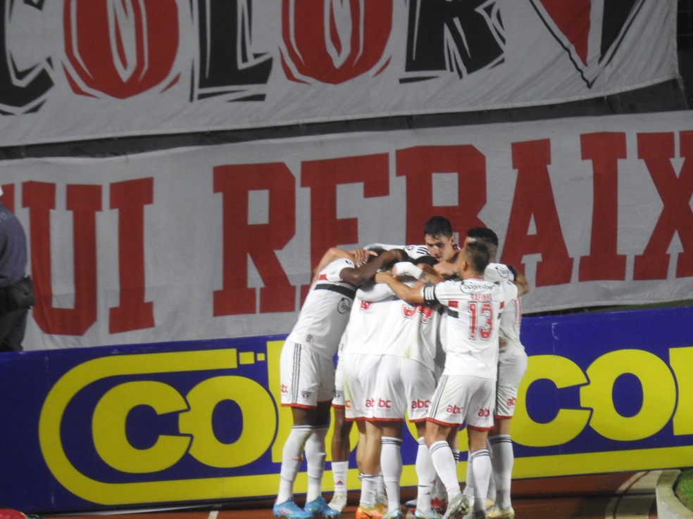 Jogadores do São Paulo comemoram gol — Foto: Eduardo Rodrigues