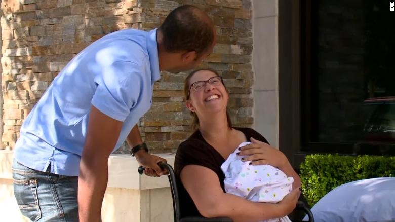 James, Rachel e a pequena Penélope, que nasceu em um hotel (Foto: Reprodução/ CNN)