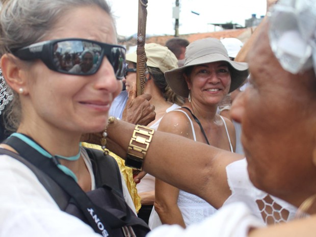 Turista se emociona com bênção de baiana na porta da igreja (Foto: Danutta Rodrigues/G1)