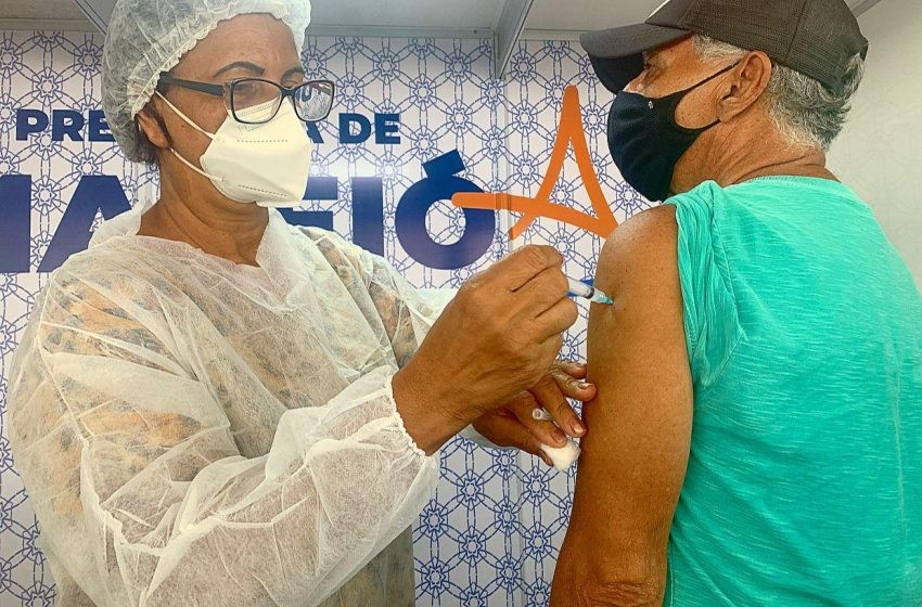Maceió aplica 4ª dose da vacina contra Covid em idosos com 80 anos ou mais