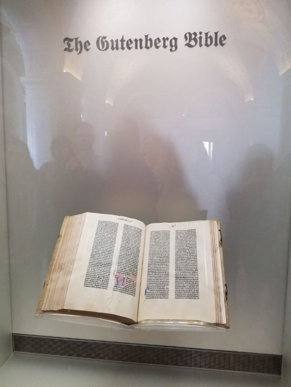 Restam apenas três cópias completas em pergaminho da Bíblia de Gutenberg no mundo — Foto: Analia Llorente 
