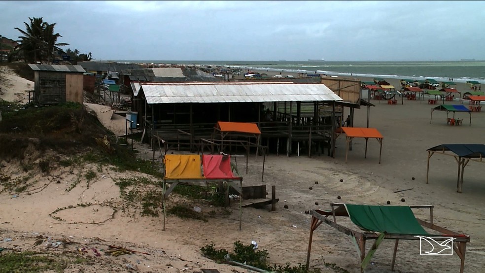 Justiça determinou a retirada de bares e barracas localizadas na faixa de areia da Praia do Araçagy. (Foto: Reprodução/TV Mirante)