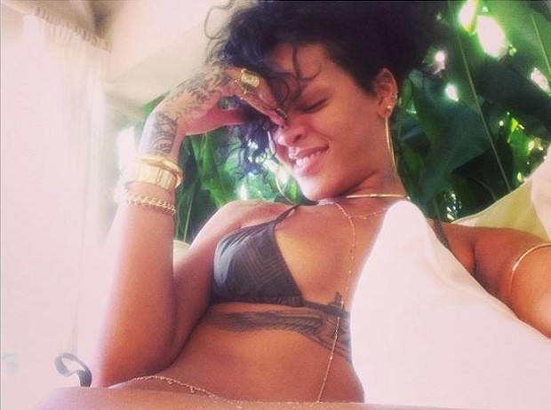 Rihanna e sua tatuagem entre os seios (Foto: Reprodução)