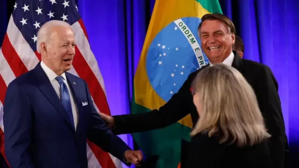 O presidente dos Estados Unidos, Joe Biden, e o do Brasil, Jair Bolsonaro, em encontro bilateral em junho nos EUA — Foto: Itamaraty via BBC