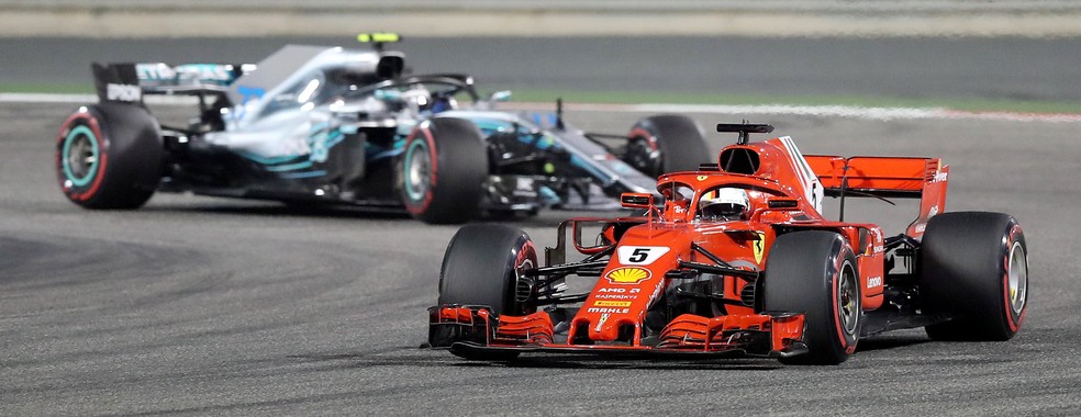 Ainda no começo da prova no Barein, Vettel à frente de Bottas (Foto: Reuters)