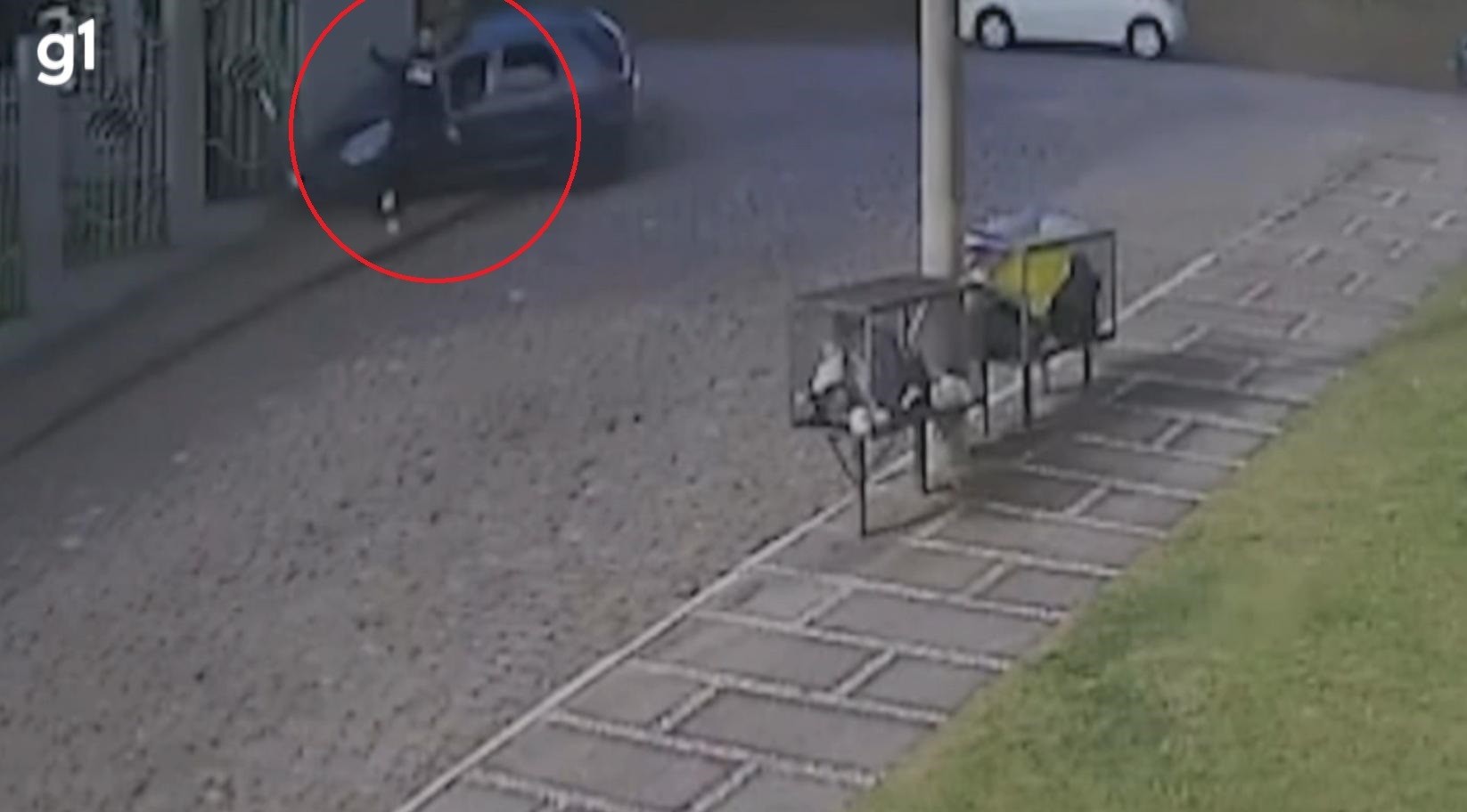 Pedestre desvia de carro e escapa de ser atropelado em Caxias do Sul; VÍDEO