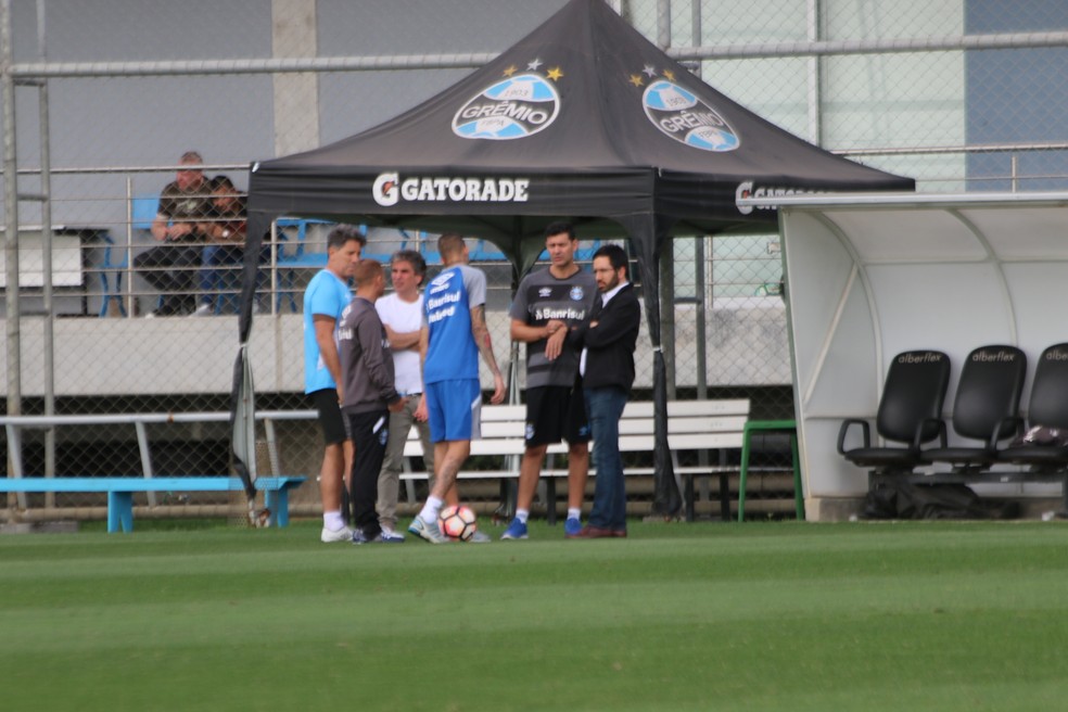Na segunda-feira, Luan apenas correu no CT e conversou muito com comissão (Foto: Eduardo Deconto/GloboEsporte.com)
