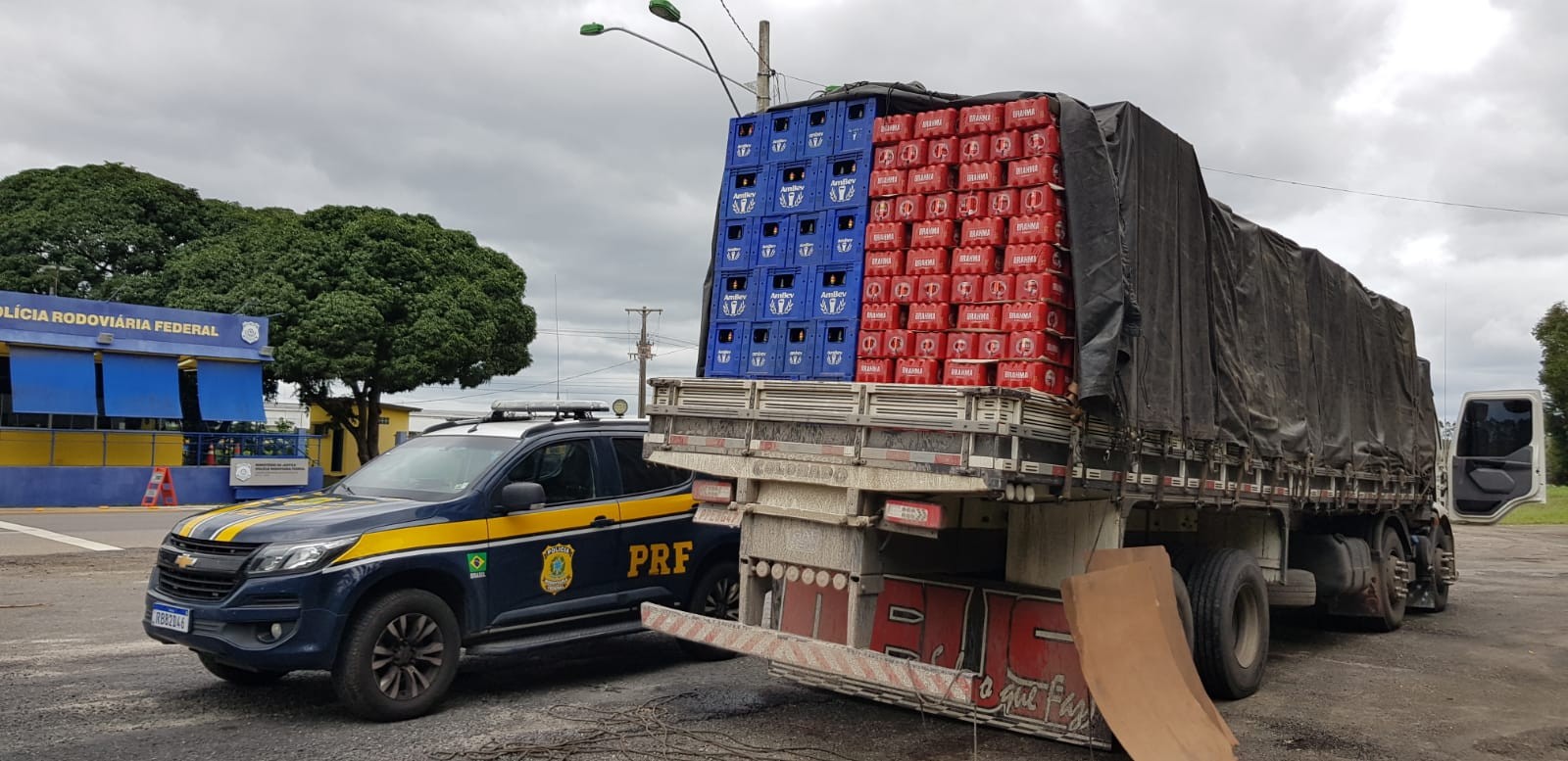 Caminhão com mais de 4,5 mil latas de cerveja é apreendido em São Mateus, Norte do ES