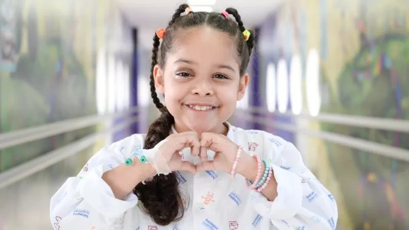 Yasmin Garcia, de 7 anos, passou por uma cirurgia minimamente invasiva que resolveu um problema grave que crescia atrás do olho direito (Foto: HOSPITAL PEQUENO PRÍNCIPE via BBC)