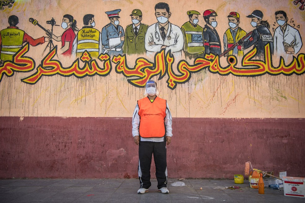 O marroquino Daoui Mohammed, presidente da associação comunitária Anwal, posa para uma foto em Sale, no Marrocos. Daoui contribui e ajuda as autoridades a aumentar a conscientização sobre a nova pandemia de coronavírus entre os moradores — Foto:  Fadel Senna/AFP