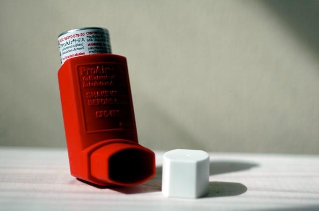 Pesquisa alerta para risco de uso excessivo da bombinha de asma (Foto: NIAID/Flickr)