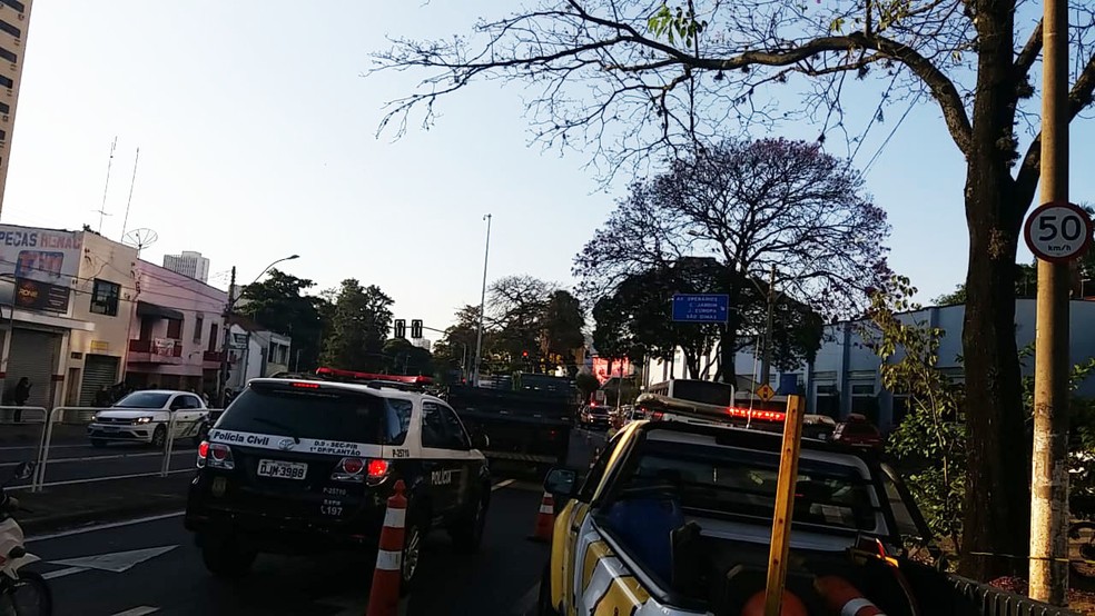 Trânsito foi bloqueado no trecho da avenida para atendimento da ocorrência — Foto: Claudia Assencio/g1