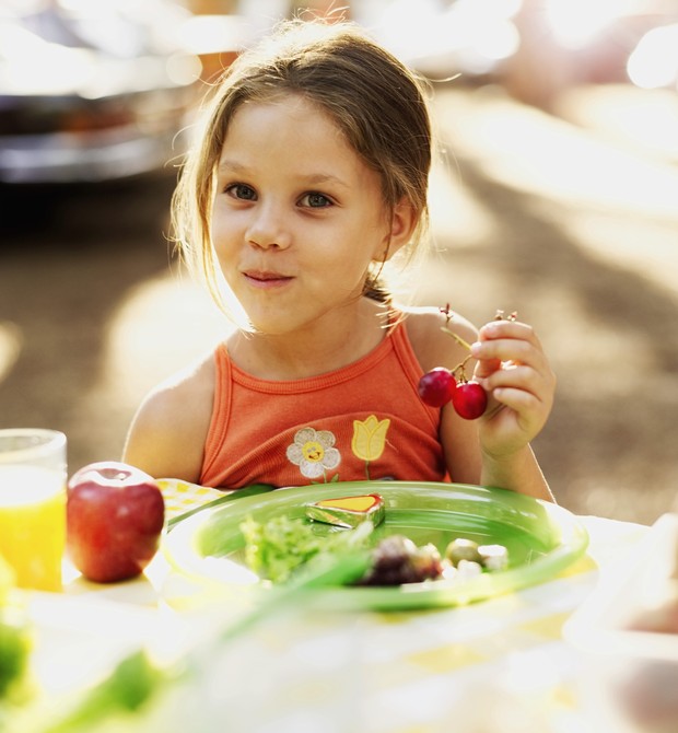 criança; comida; alimentação; frutas; suco (Foto: Thinkstock)