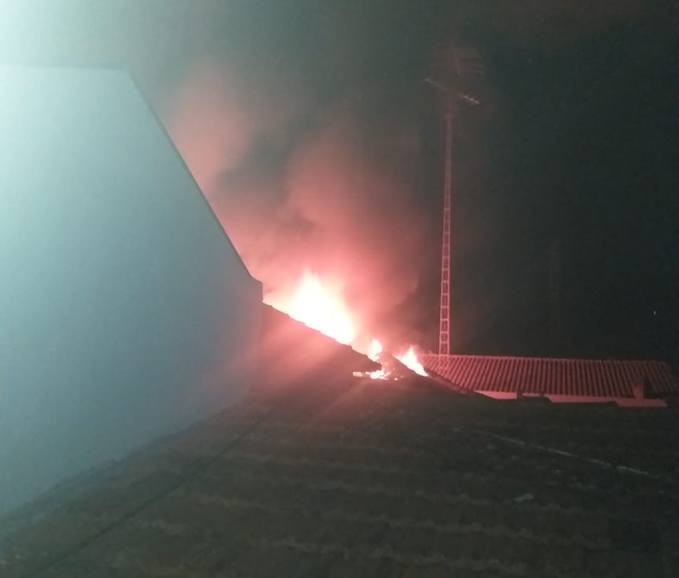 Casa pega fogo em Tanabi (SP) na madrugada desta segunda-feira (3). &mdash; Foto: Arquivo Pessoal