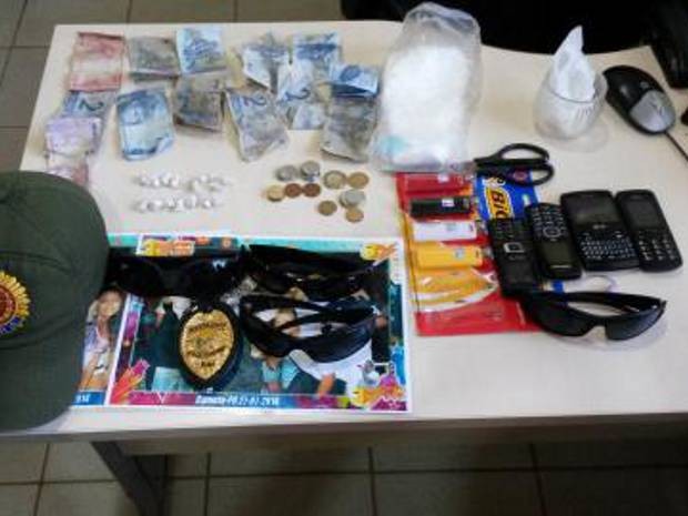 Material apreendido pela polícia inclui pedras de óxi, dinheiro e celulares. (Foto: Divulgação/Polícia Civil)