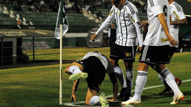 Ferrareis comemora segundo gol do Figueirense contra o Guarani