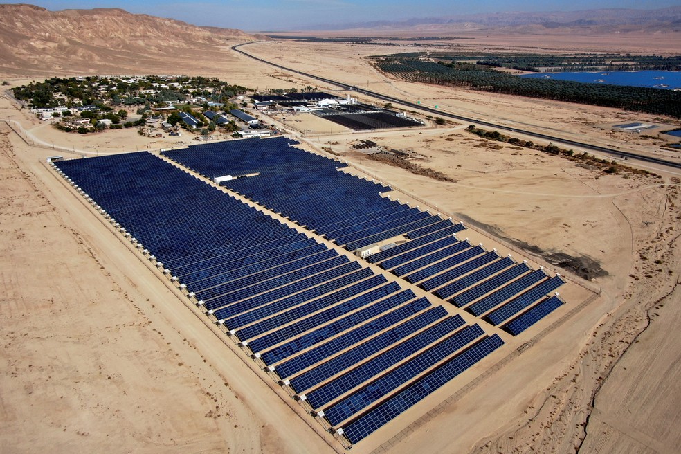 Uma vista aérea da instalação da Augwind, que capta energia solar, em Kibutz Yahel, Israel, 30 de novembro de 2021 — Foto: Ammar Awad/Reuters