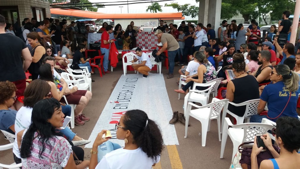 Estudantes, professores e servidores se reuniram na entrada da Unifap, em Macapá — Foto: Carlos Alberto Jr/G1