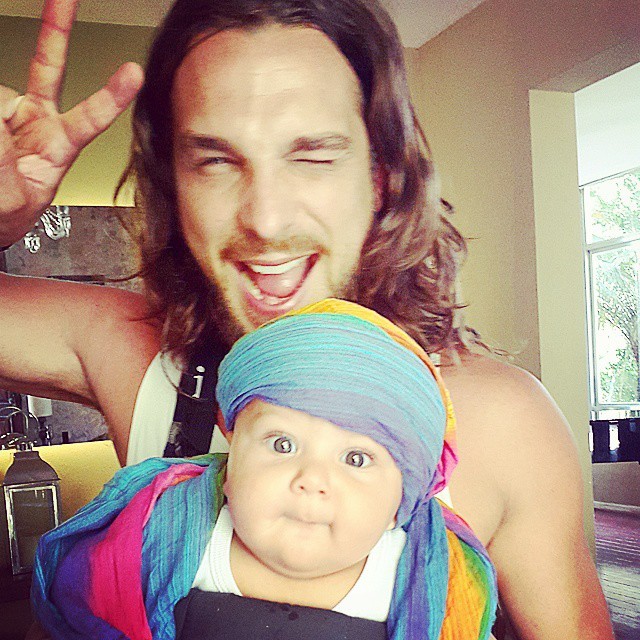O ator Igor Rickli com o filho Antônio (Foto: Reprodução - Instagram)