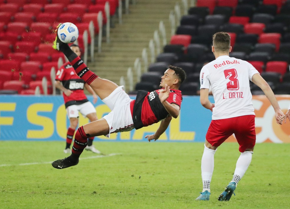Rodrigo Muniz marca de bicicleta em Flamengo x Bragantino &mdash; Foto: REUTERS/Sergio Moraes