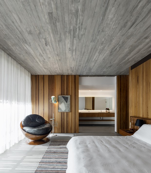 Décor do dia: quarto de casal com madeira e concreto aparente (Foto: Fernando Guerra/Divulgação)
