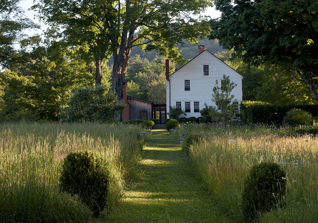 Pé na grama: No coração da propriedade, há uma casa rural de tapume datada de 1792. “Estávamos procurando algo bastante autêntico”, diz Hernandez (Foto: Simon Upton)
