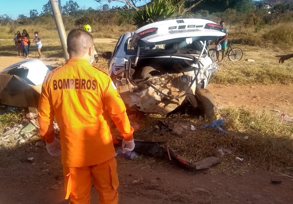 Com o impacto, carro de Felipe Alves, de 24 anos, foi arremessado contra poste de iluminação no DF — Foto: Corpo de Bombeiros do DF/Divulgação 