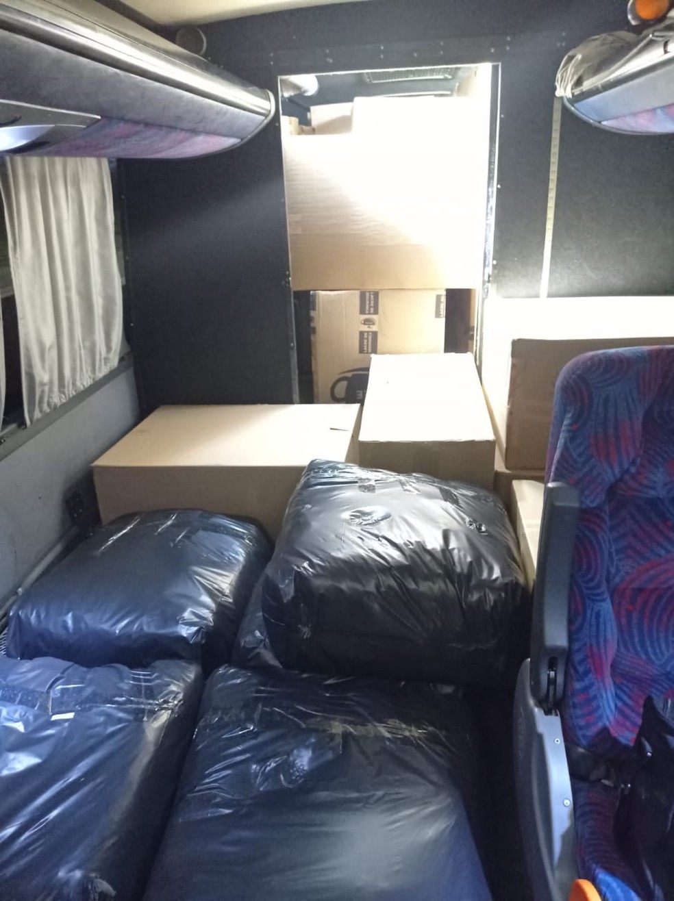 Polícia Rodoviária apreende ônibus com grande quantidade de mercadoria falsa sem nota fiscal em Ourinhos — Foto: Polícia Rodoviária Federal /Divulgação