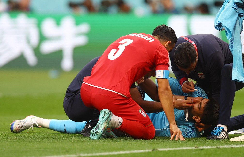  Alireza Beiranvand, do Irã, recebe atendimento médico — Foto: Hannah Mckay/Reuters