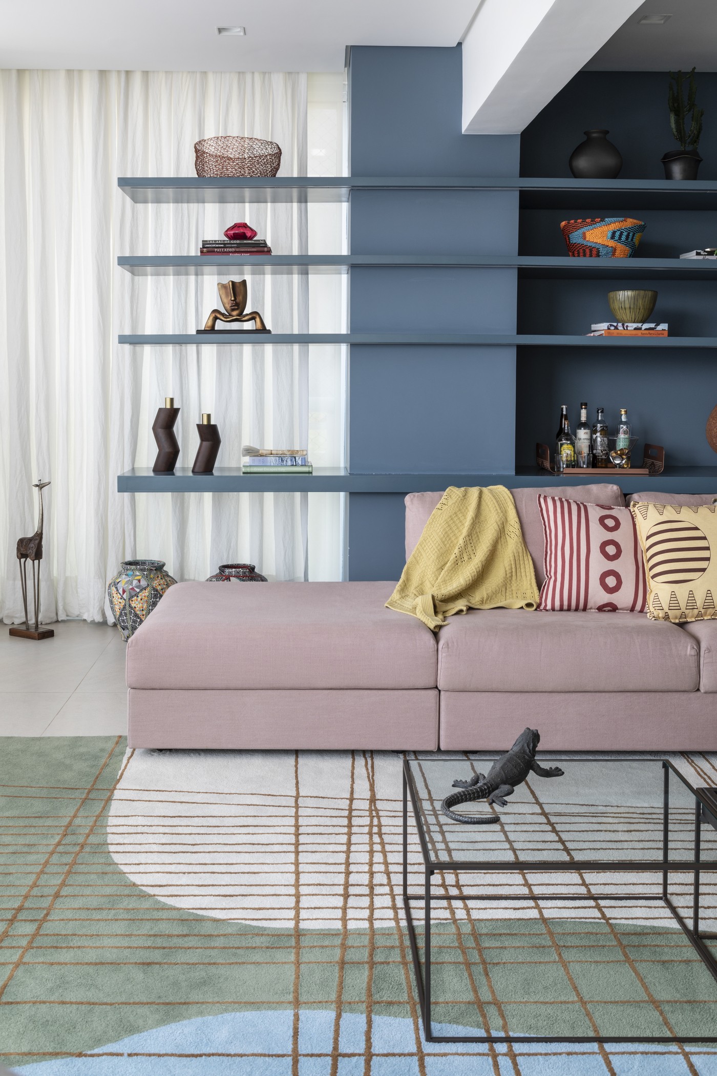 Décor do dia: sala de estar colorida tem parede azul e sofá rosa (Foto: Evelyn Müller)