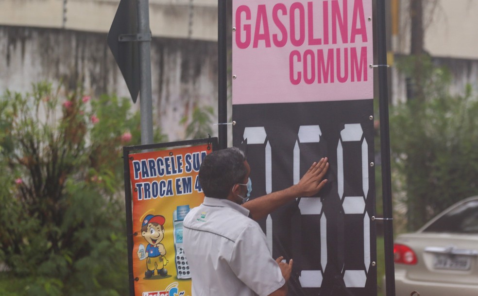 Postos de combustíveis são notificados por aumento de preços sem justificativa no Crato. — Foto: Daniel Galber/Estadão Conteúdo