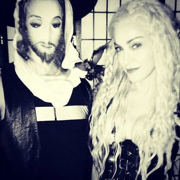 Madonna e uma imagem de Jesus. (Foto: Instagram)