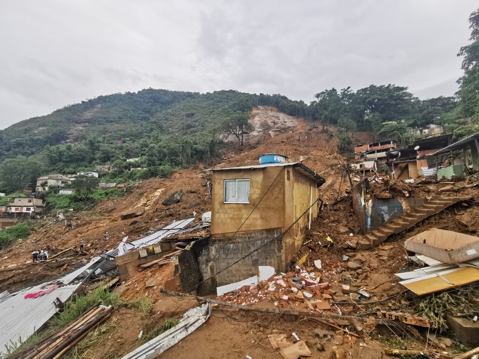 Casa no alto do Morro da Oficina, em Petrópolis, que não foi arrastada pelo temporal — Foto: Marcos Serra Lima / g1