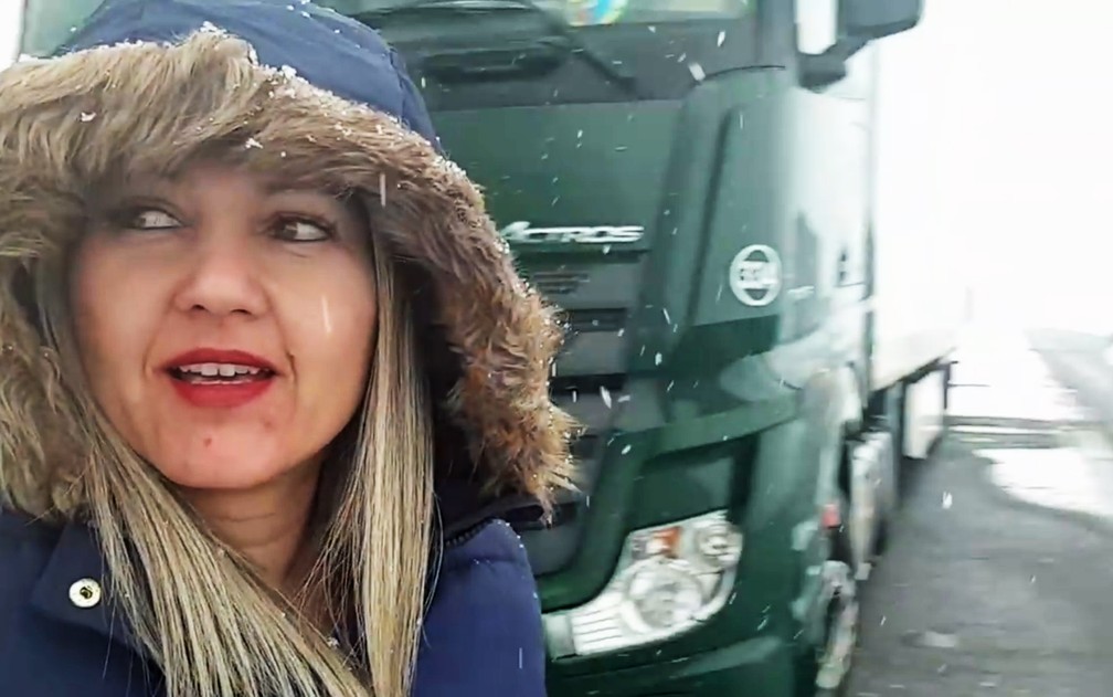 Patricia em dia de neve na França: ela só se tornou caminhoneira quando se mudou para Portugal (Foto: Reprodução/YouTube Pathy RJ-Xibli)