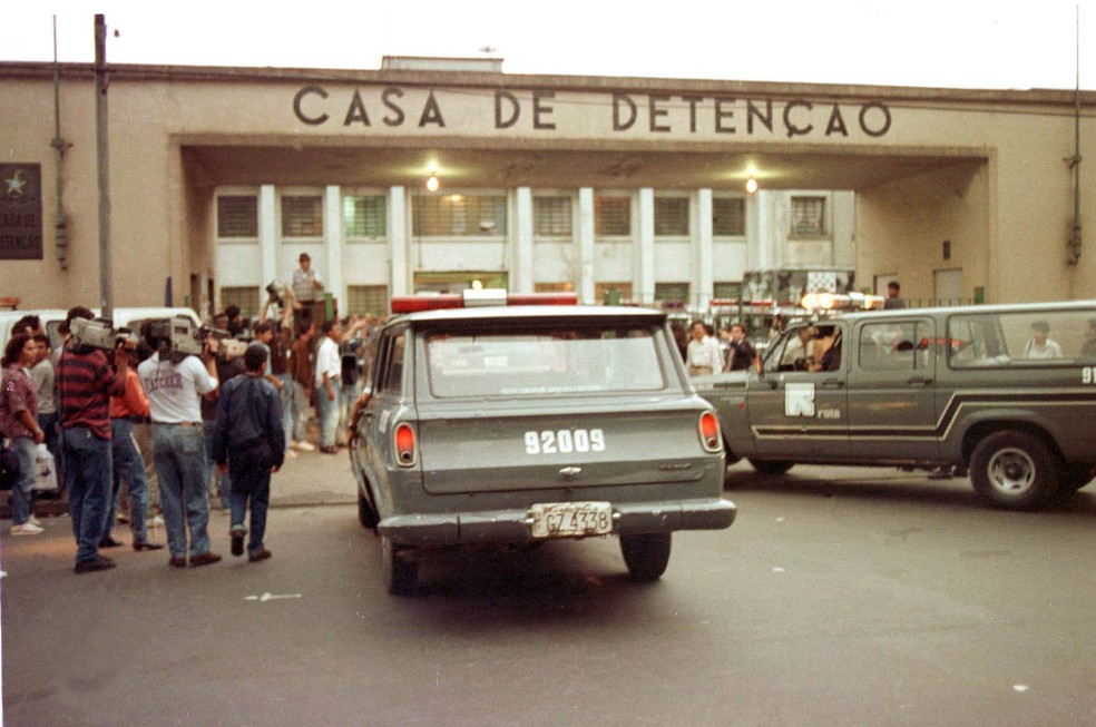 Foto de arquivo de 2 de outubro de 1992 mostra carros da ROTA entrando na Casa de DetenÃ§Ã£o de SÃ£o Paulo (Carandiru) para conter uma rebeliÃ£o. O episÃ³dio ficou conhecido como Massacre do Carnadiru, onde 111 presos foram assasisnados (Foto: MÃ´nica Zarattini/EstadÃ£o ConteÃºdo/Arquivo)