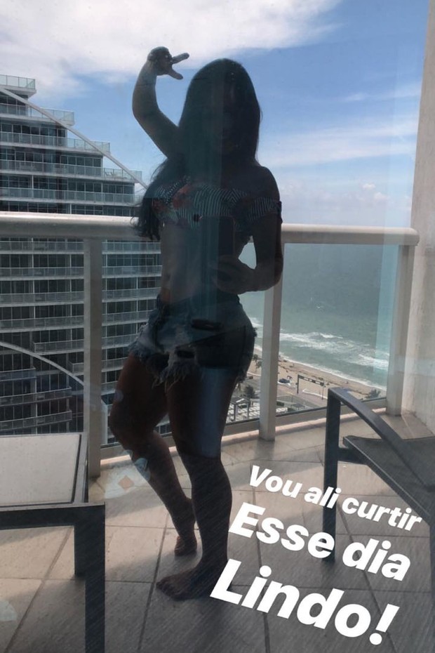 Sheila Carvalho exibe corpão sarado em reflexo (Foto: Reprodução/Instagram)