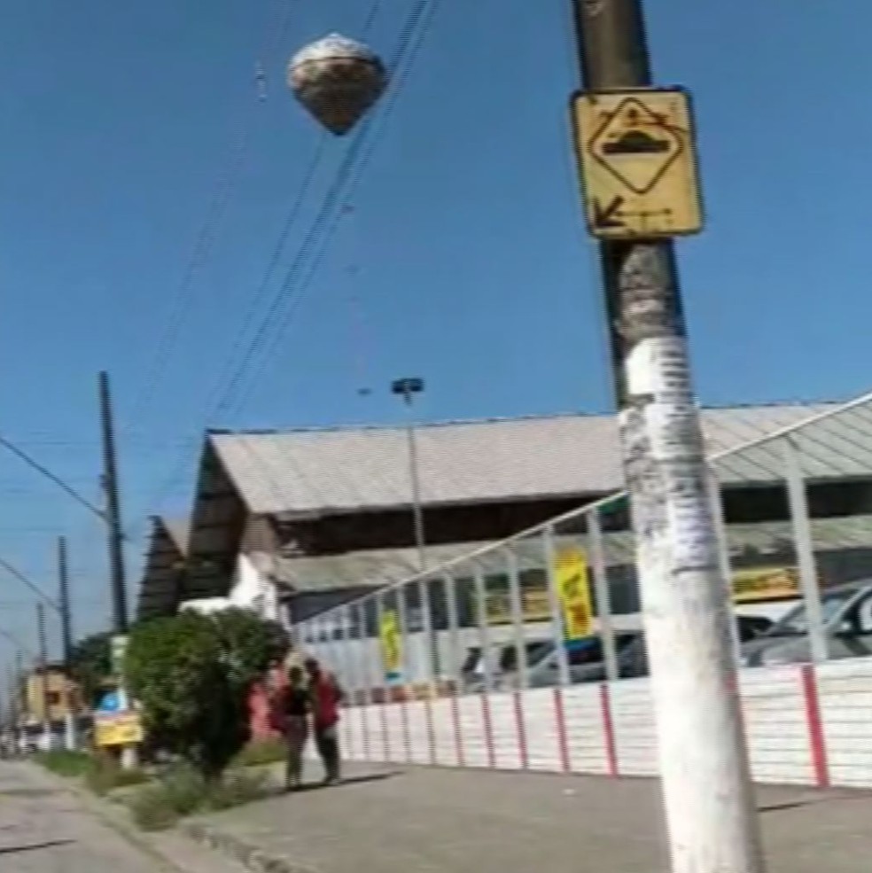 Balão sobrevoa avenida movimenta de Cubatão, SP (Foto: Reprodução)