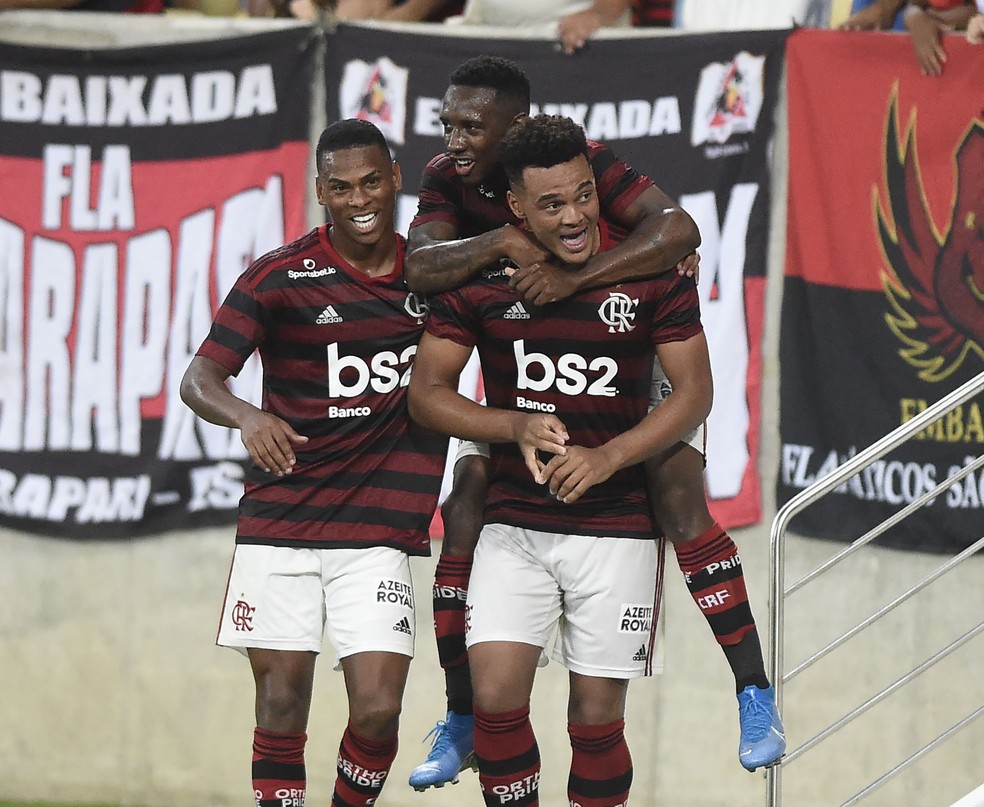 Lucas Silva, Yuri César e Rodrigo Muniz comemoram gol do Flamengo contra o Volta Redonda — Foto: André Durão