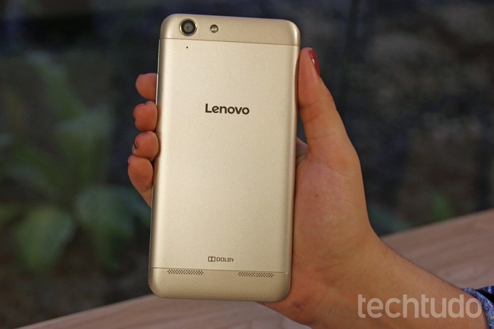 Lenovo K5 pode ser encontrado com facilidade em lojas nacionais (Foto: Caio Bersot/TechTudo)