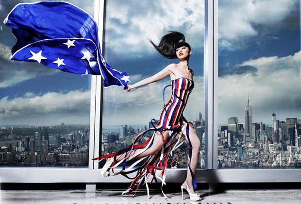 A empresária e modelo Jessica Minh Anh diante do WTC One, em Nova York (Foto: Divulgação)