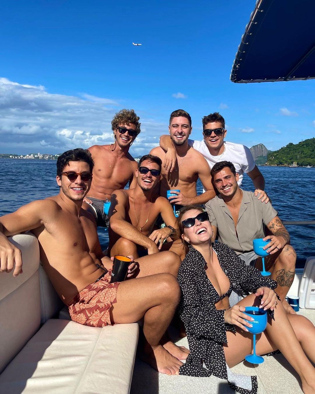 Larissa Manoela curte passeio de barco com amigos e com suposto affair, André Luiz Frambach (Foto: Reprodução/Instagram)