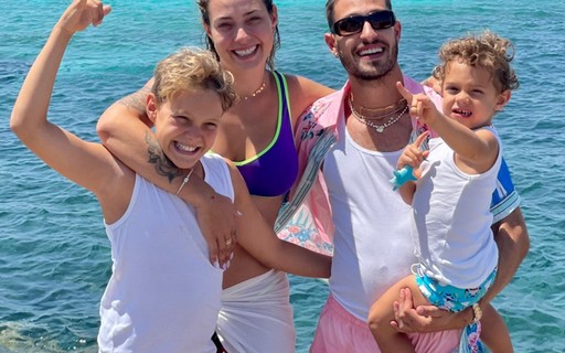 Carol Dantas curte Ibiza com os filhos, Vini Martinez e João Guilherme