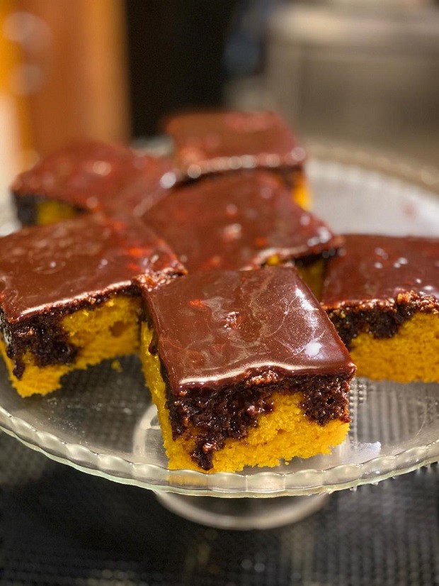 Como Fazer Bolo de Cenoura com Cobertura de Chocolate (Fácil e Gostoso) -  Maravilha de Sabor