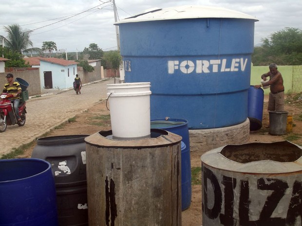 Moradores de Pilões, no Oeste potiguar, recorrem a caixas comunitárias para conseguir água (Foto: Anderson Barbosa/G1)