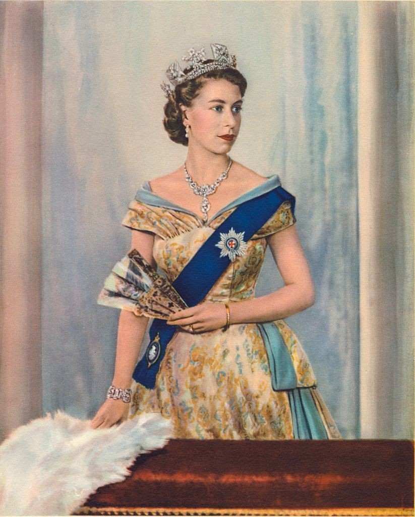 Neste retrato capturado por volta de 1953, a rainha Elizabeth II usa o colar de diamantes que ganhou do Nizã de Hiderabade em 1947, quando ela se casou com o príncipe Philip (Foto: Getty Images)