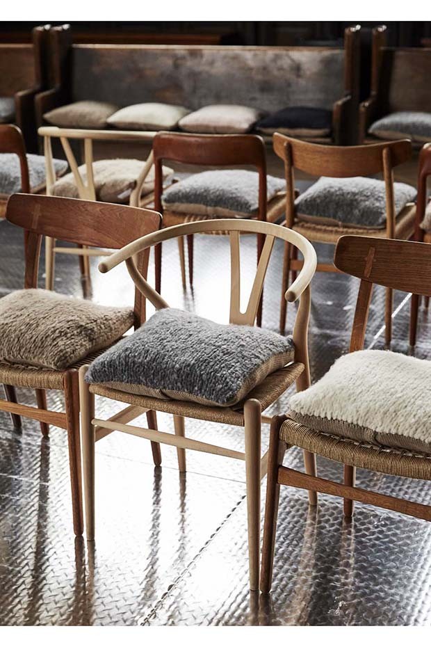 For Gabriela Hearst's debut fashion show, she brought chairs from her own home and designed cushions out of leftover cashmere and merino wool that were made by the women's co-operative, Manos del Uruguay (Foto: GABRIELA HEARST)