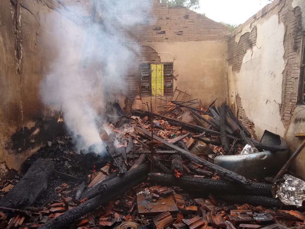 Incêndio destrói casa em São Miguel Arcanjo  — Foto: Gabriel Vieira/TV TEM